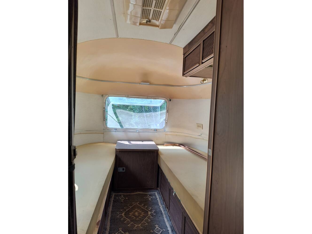 A photo of this 1973 Airstream LAND YACHT 31