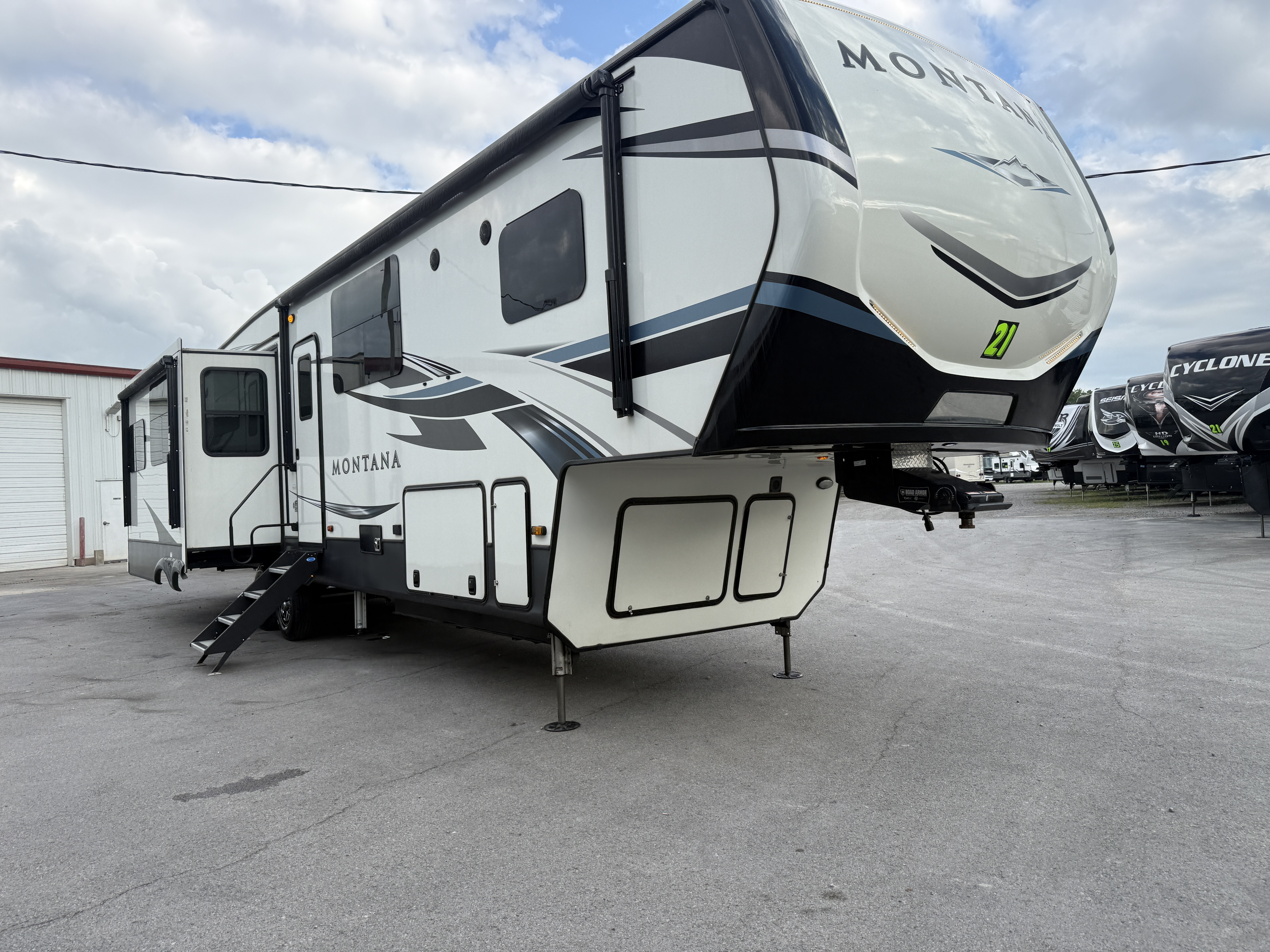 2021 Keystone MONTANA 3813MS in findlay OH