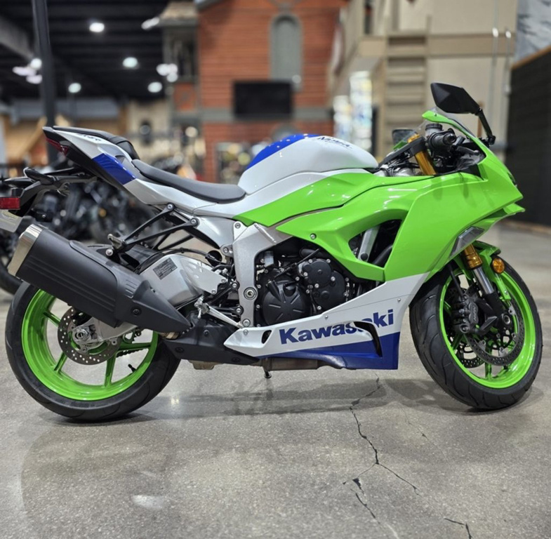2024 Kawasaki Ninja ZX-6R ABS Pearl Robotic WhiteMetallic Graphite Gr BASE in Conyers, GA