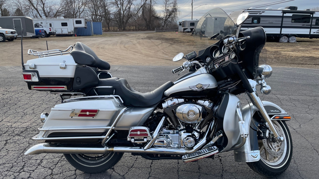 2003 Harley-Davidson FLHTCUI - SILVER/BLACK in Marengo, IL