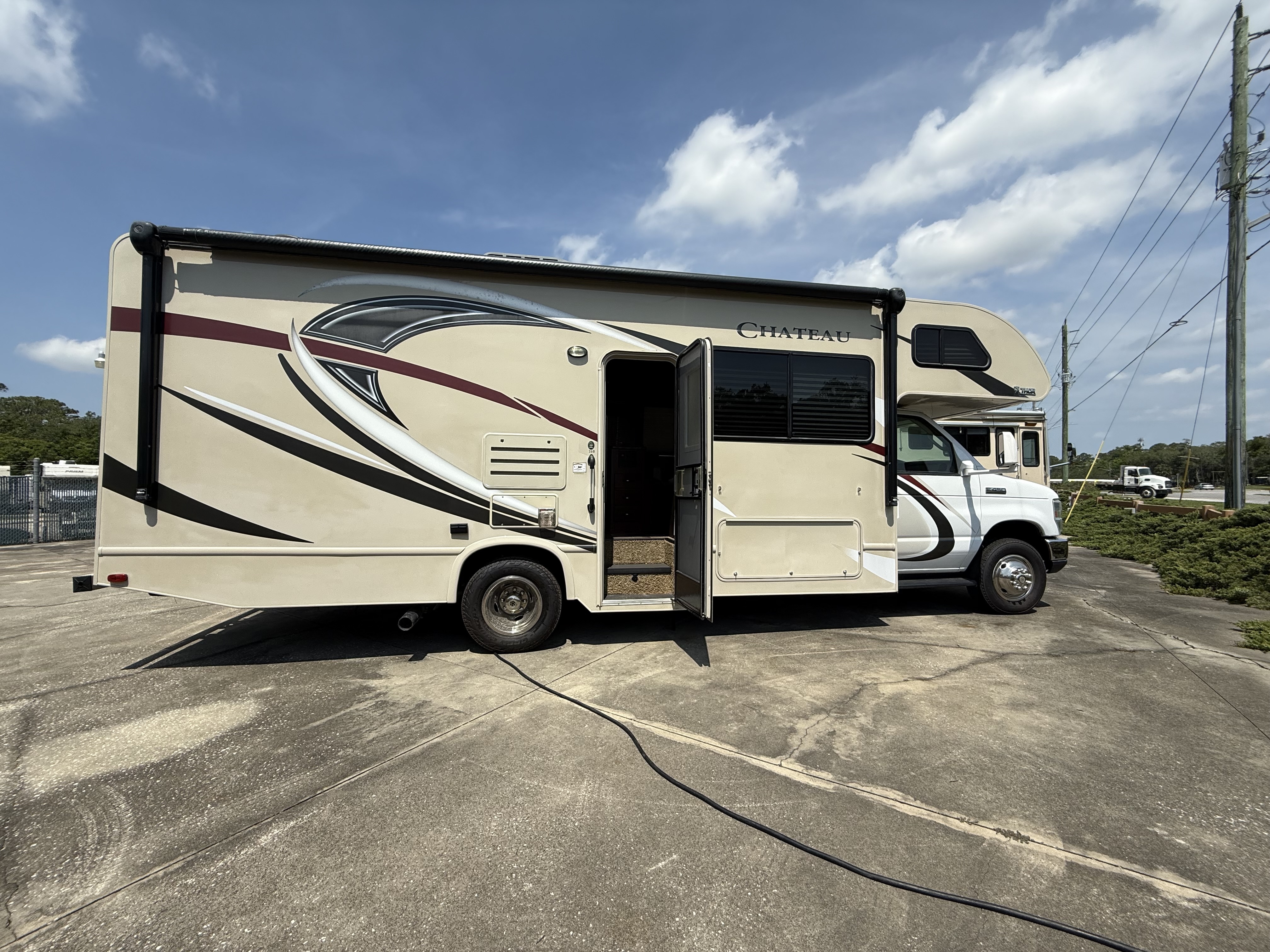 2017 Thor Motor Coach Chateau 26B RV