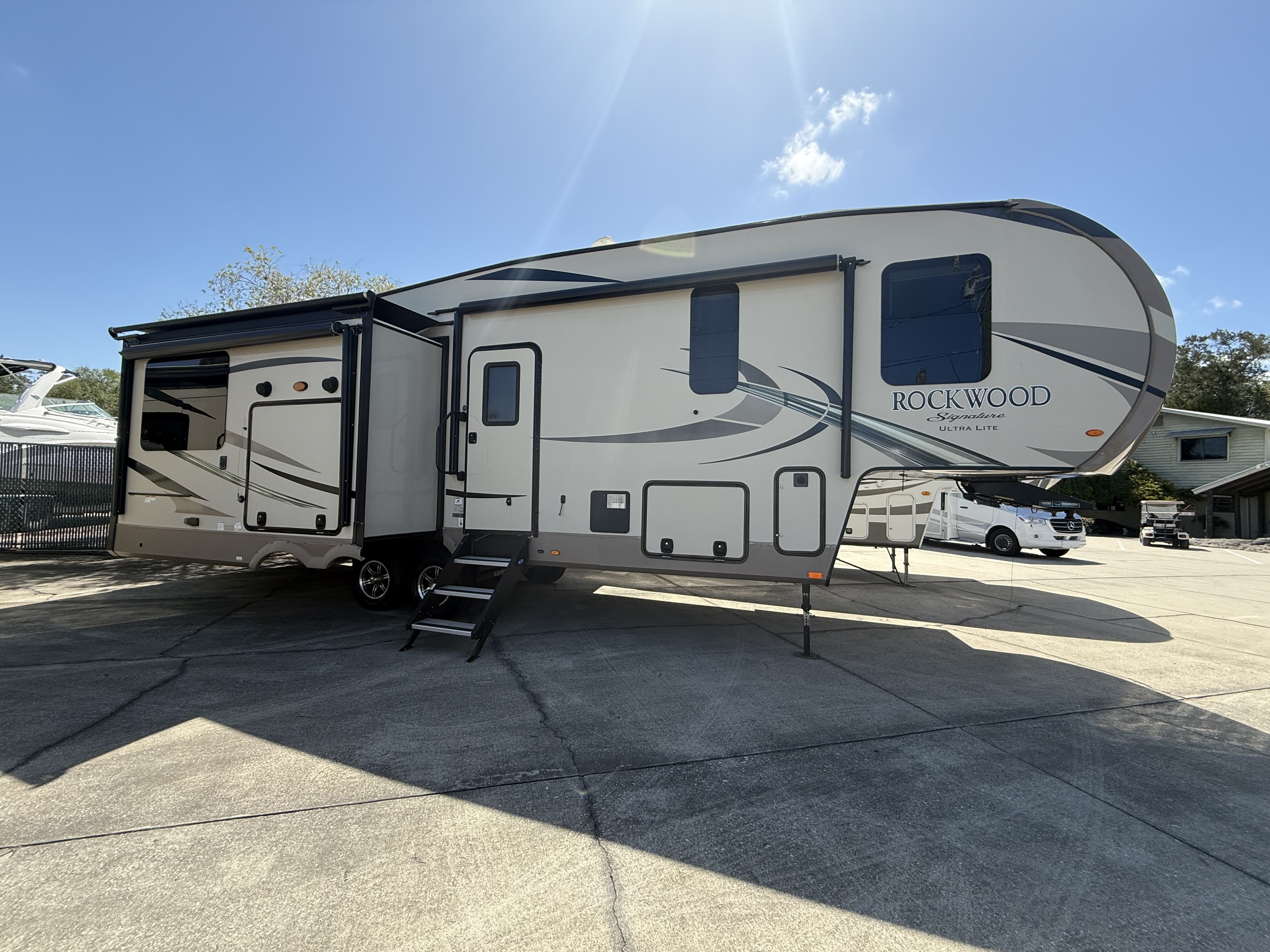 2019 Forest River ROCKWOOD SIGNATURE ULTRA LITE 8290BS RV