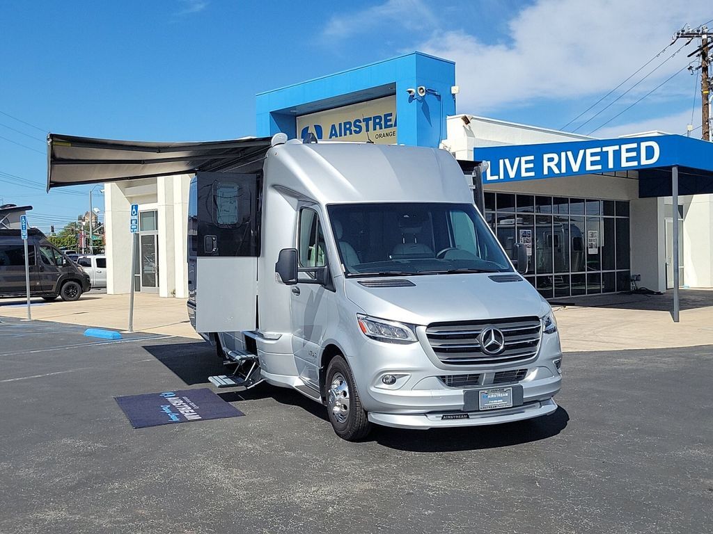 2025 Airstream Atlas Murphy Suite in midway city CA