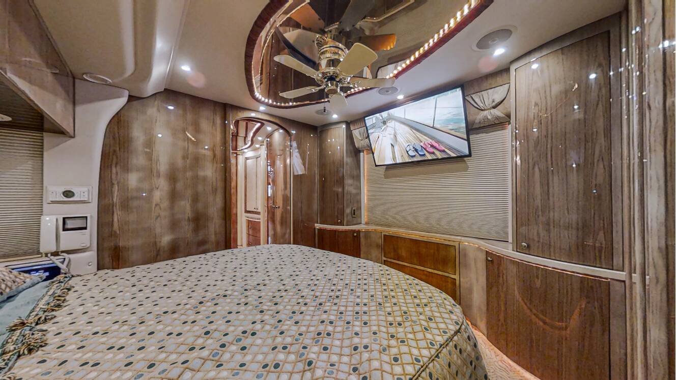 A photo of this 2005 Prevost Millennium H3-45