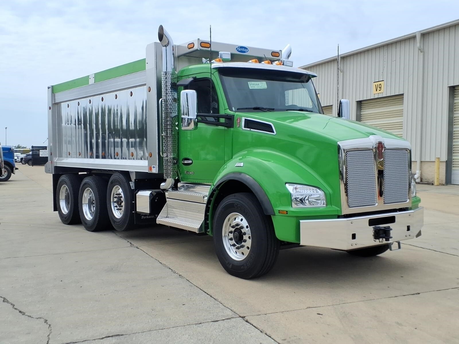 2027 KENWORTH T880 in Upper Marlboro, MD