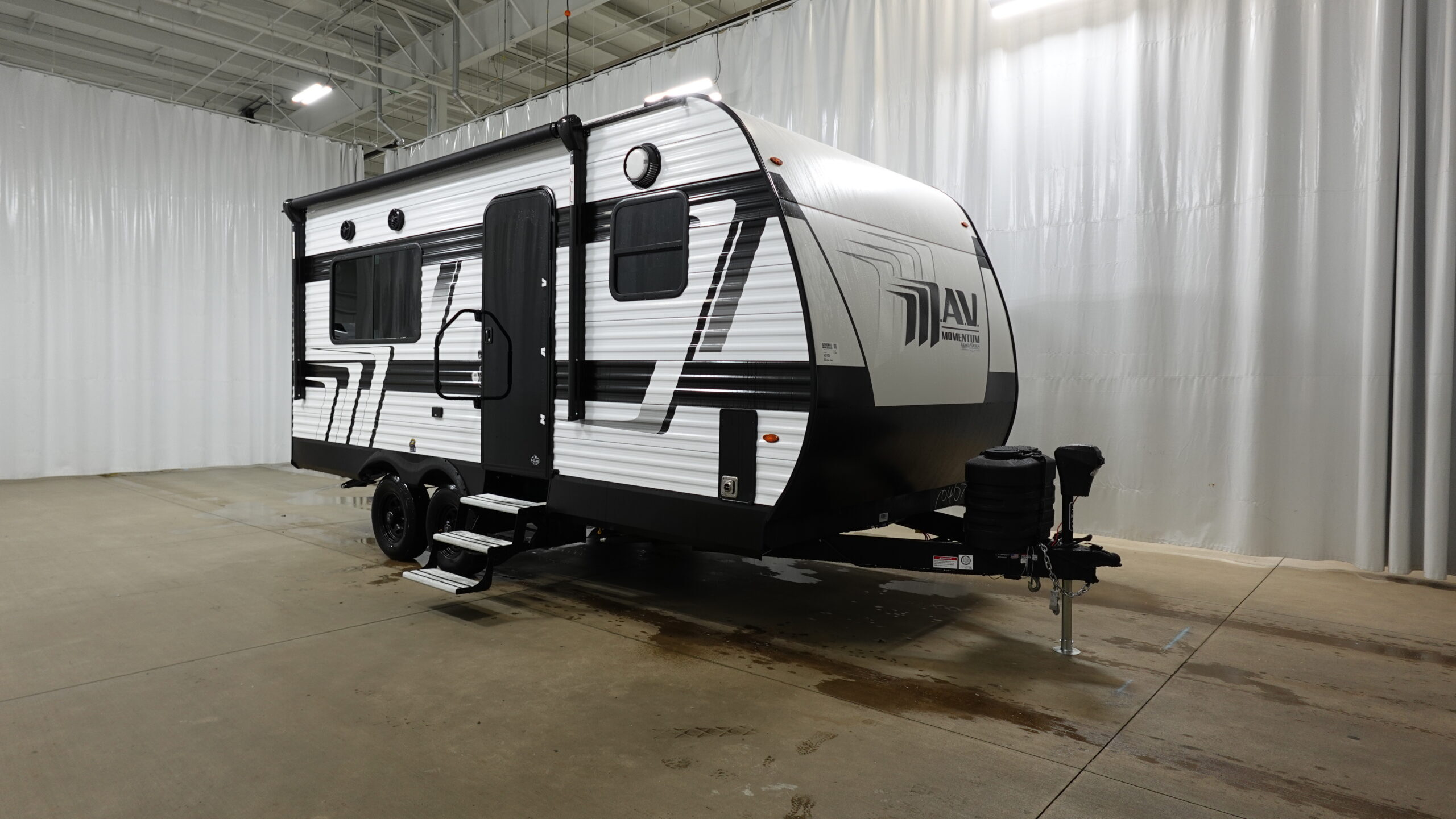 2026 Grand Design MOMENTUM 17MAV Travel Trailer Toy Hauler RV