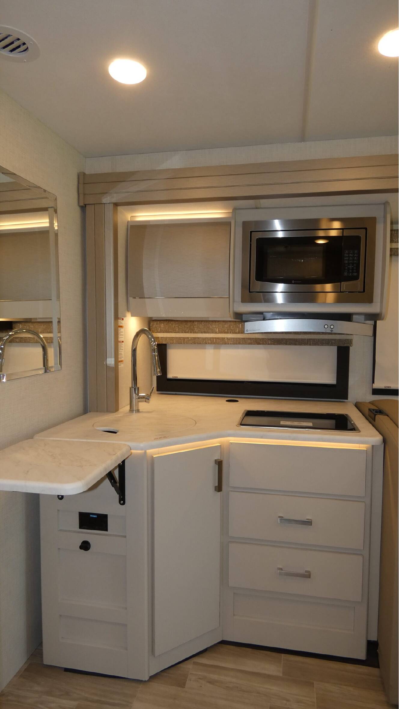 A photo of this 2026 Thor Motor Coach AXIS 28.1