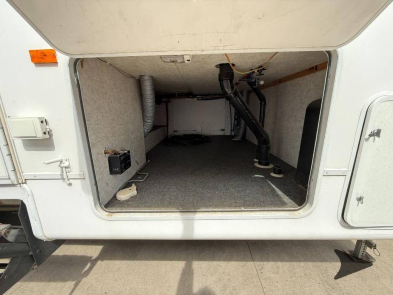 A photo of this 2004 Nuwa Champange 33 LKGT