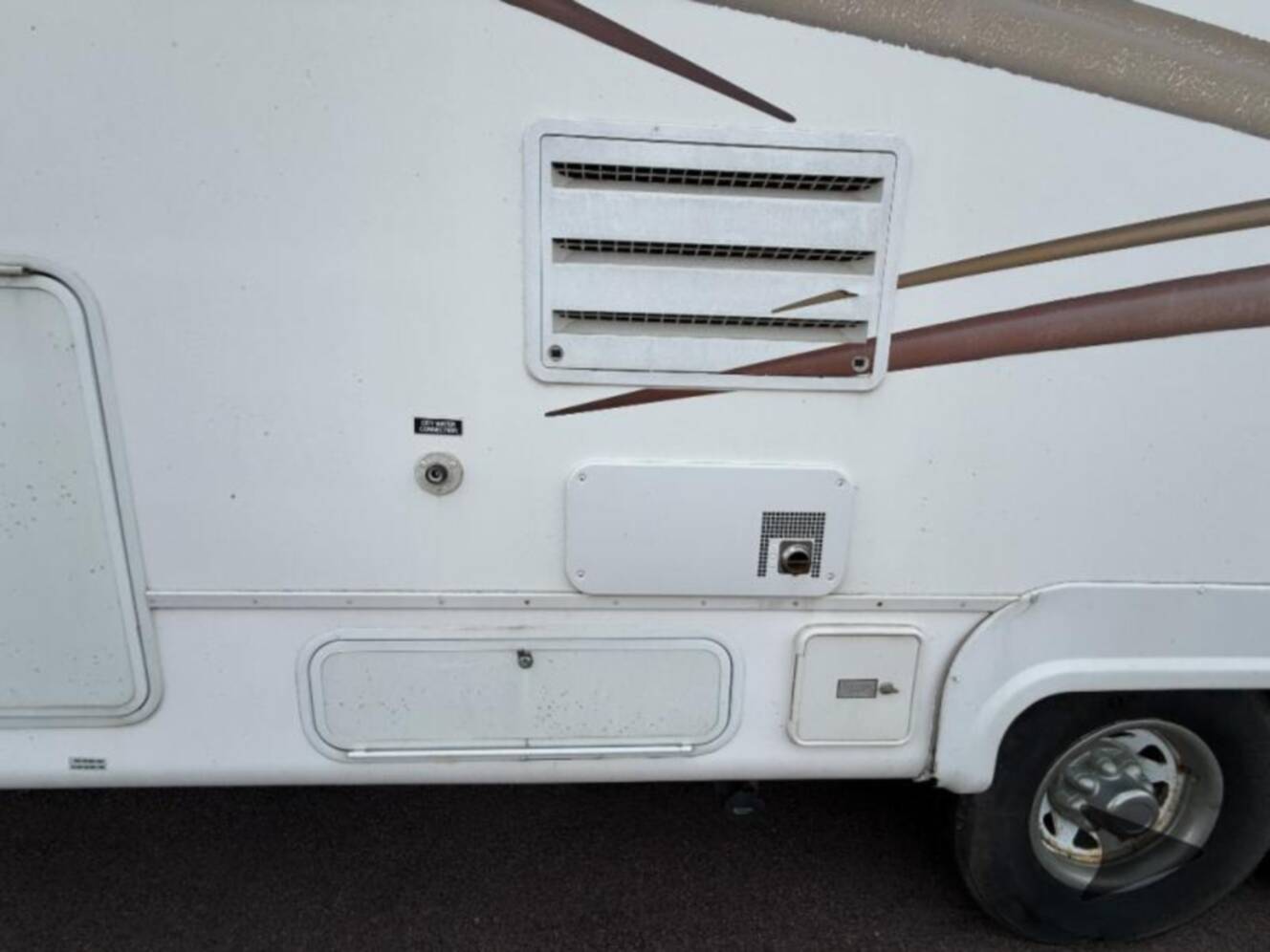 A photo of this 2004 Nuwa Champange 33 LKGT