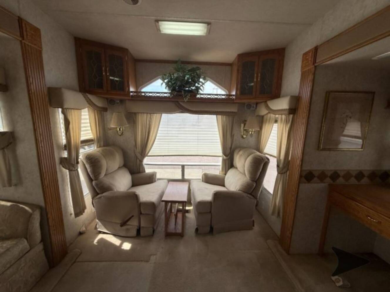 A photo of this 2004 Nuwa Champange 33 LKGT