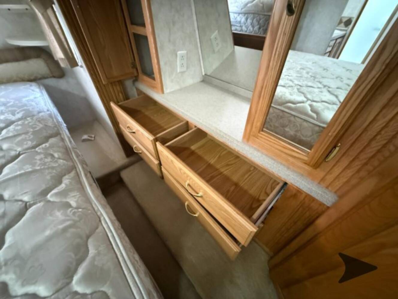 A photo of this 2004 Nuwa Champange 33 LKGT