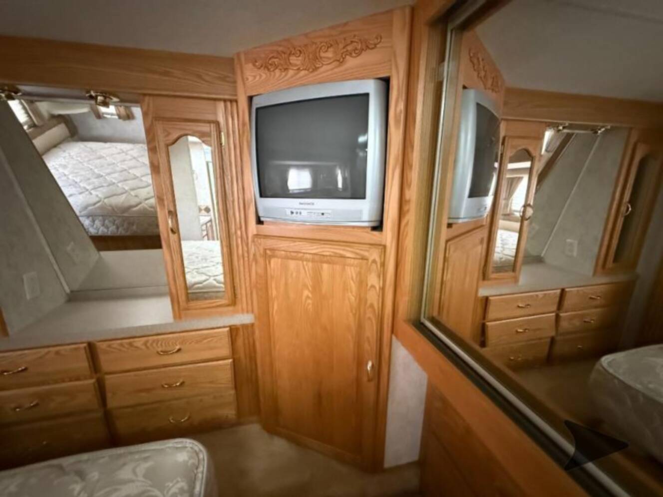 A photo of this 2004 Nuwa Champange 33 LKGT