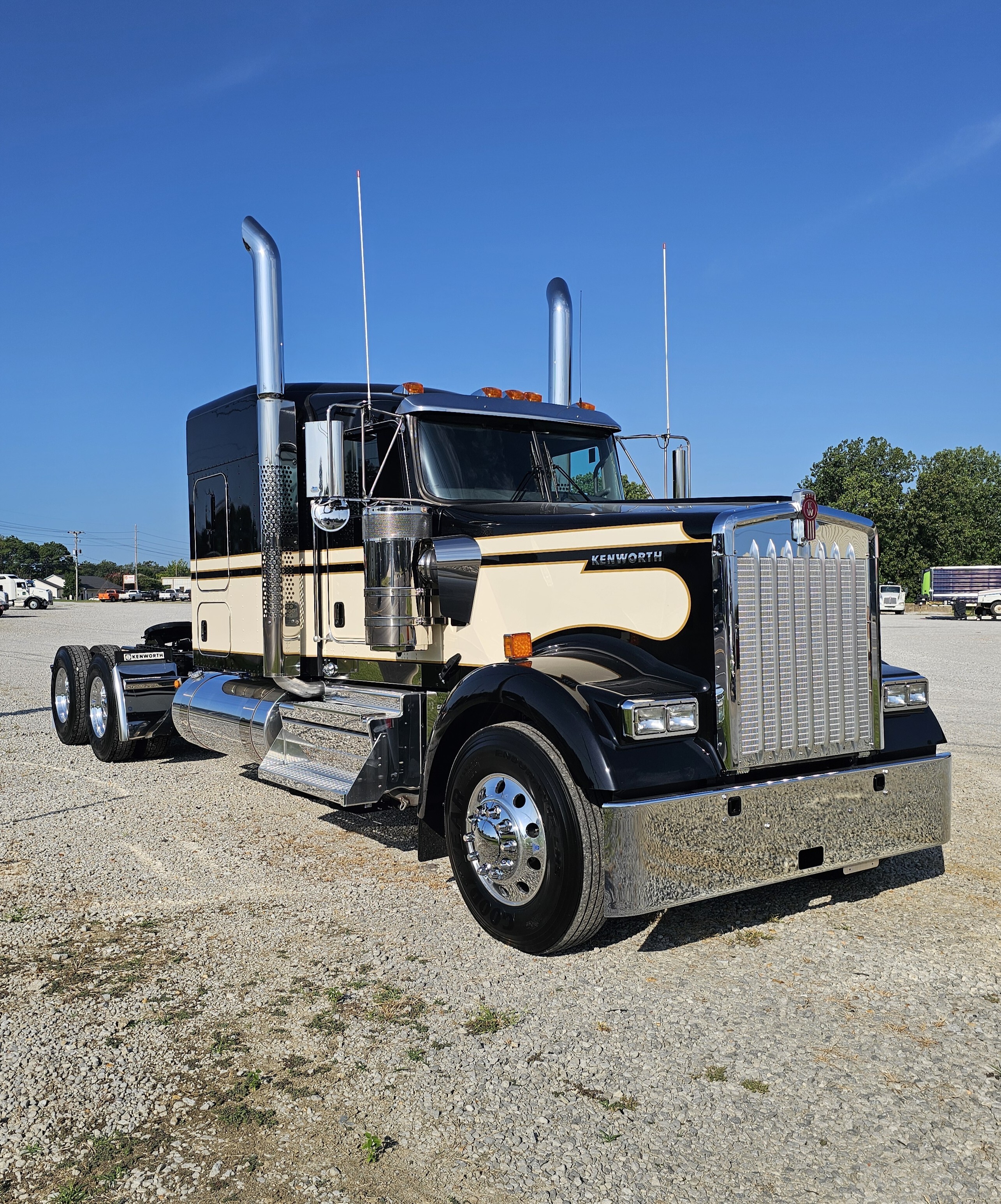 2027 KENWORTH W900L in Tupelo, MS