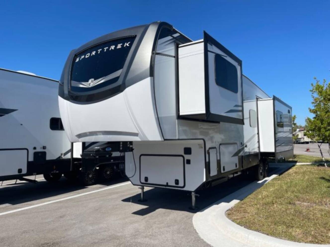 A photo of this 2026 Venture Rv SportTrek 5 Touring Edition STTF353VRK