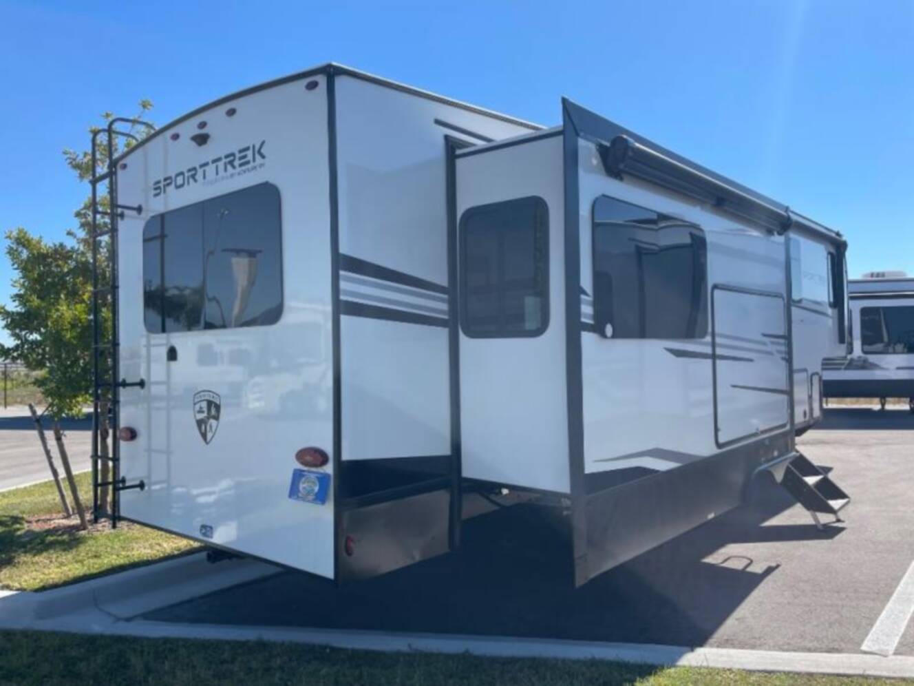 A photo of this 2026 Venture Rv SportTrek 5 Touring Edition STTF353VRK