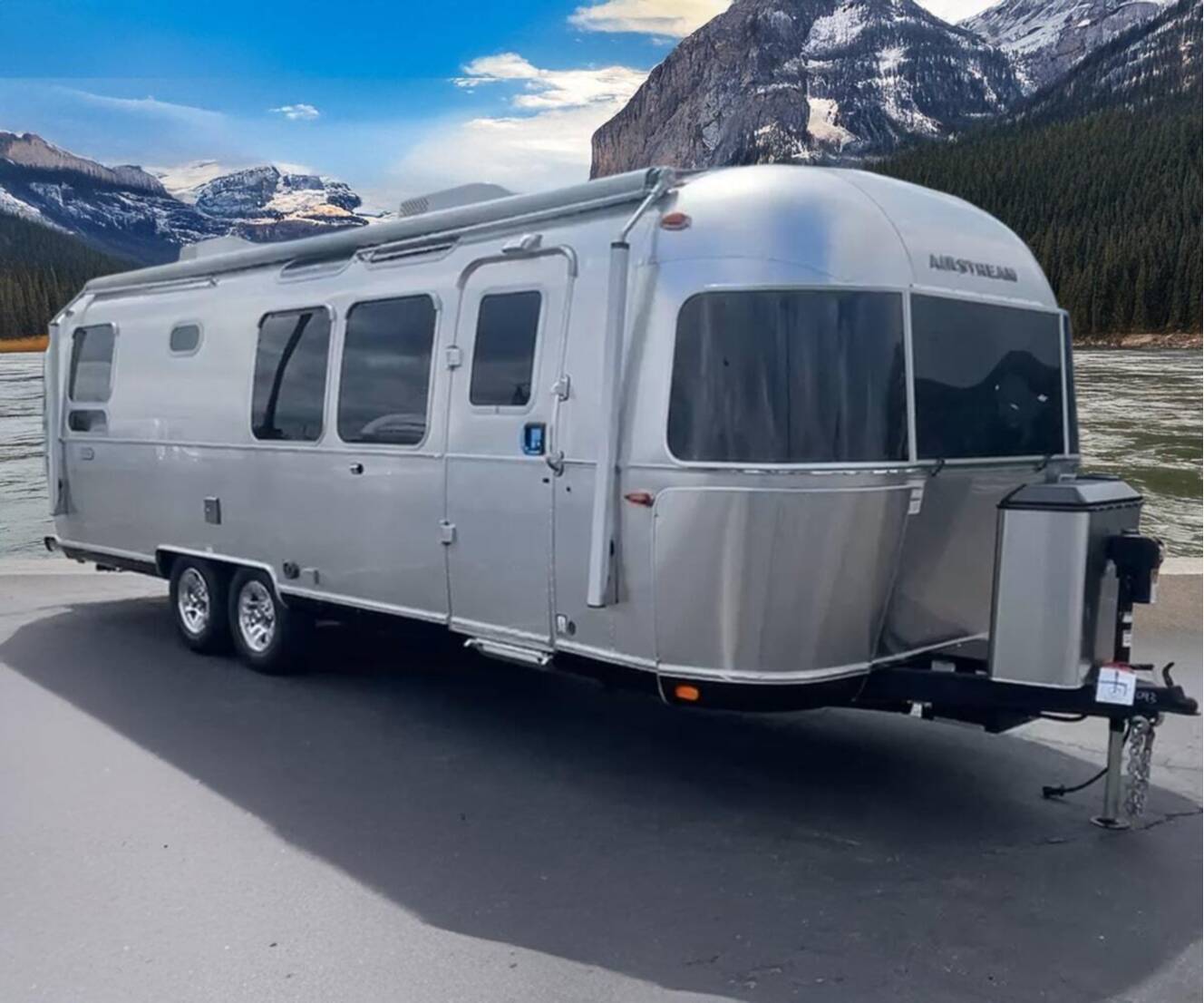 A photo of this 2026 Airstream Classic 28RB Queen
