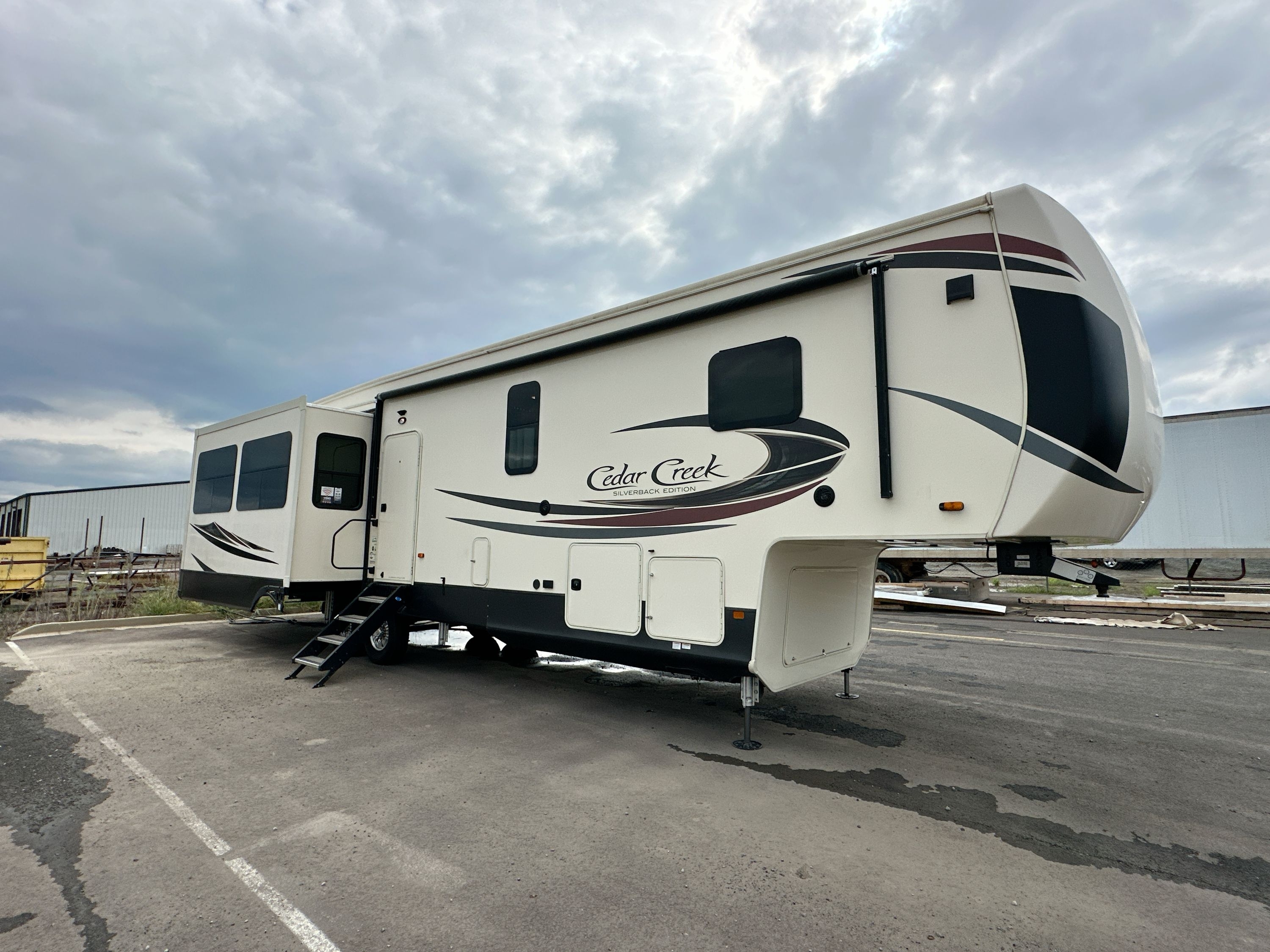 2020 Forest River CEDAR CREEK SILVERBACK 37MBH in poteau OK