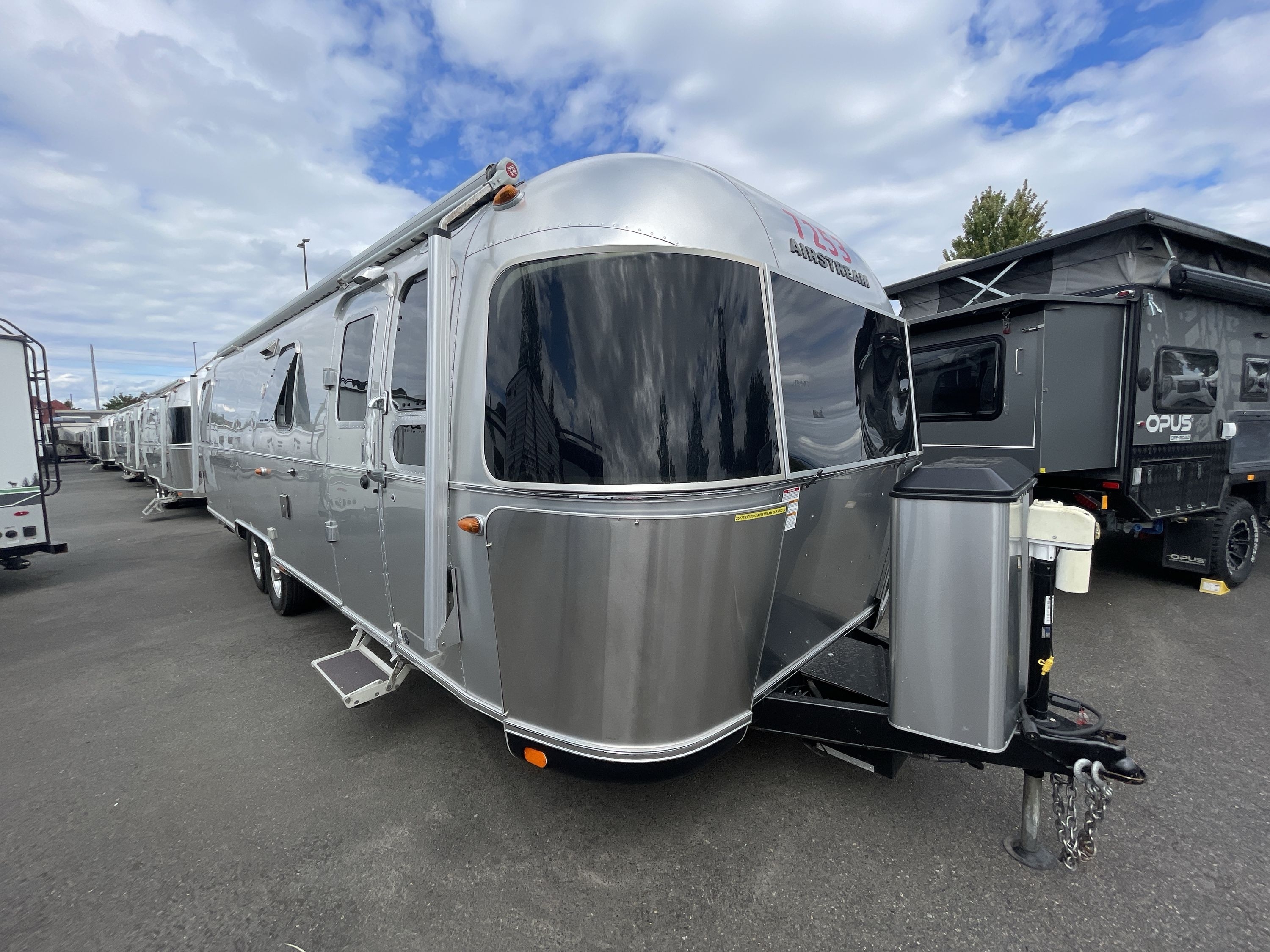 2017 Airstream CLASSIC 30 in wood village OR