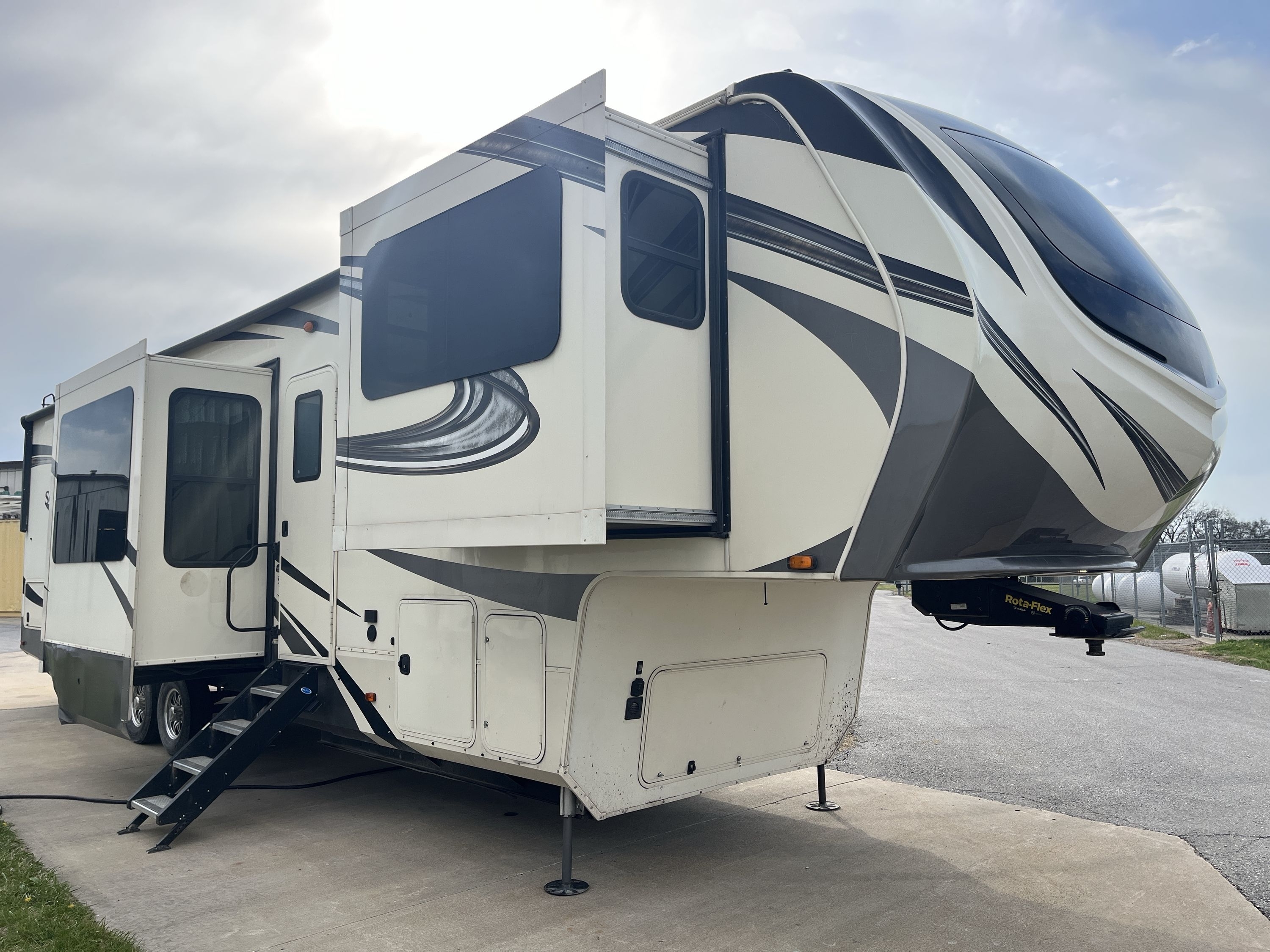 2019 Grand Design SOLITUDE 380FL in columbia MO