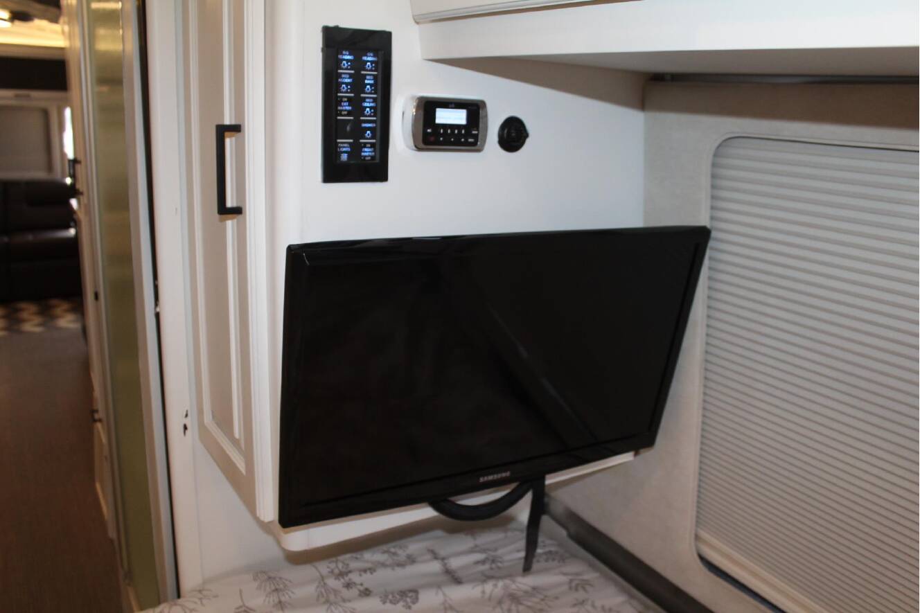 A photo of this 2017 Airstream CLASSIC 30RB