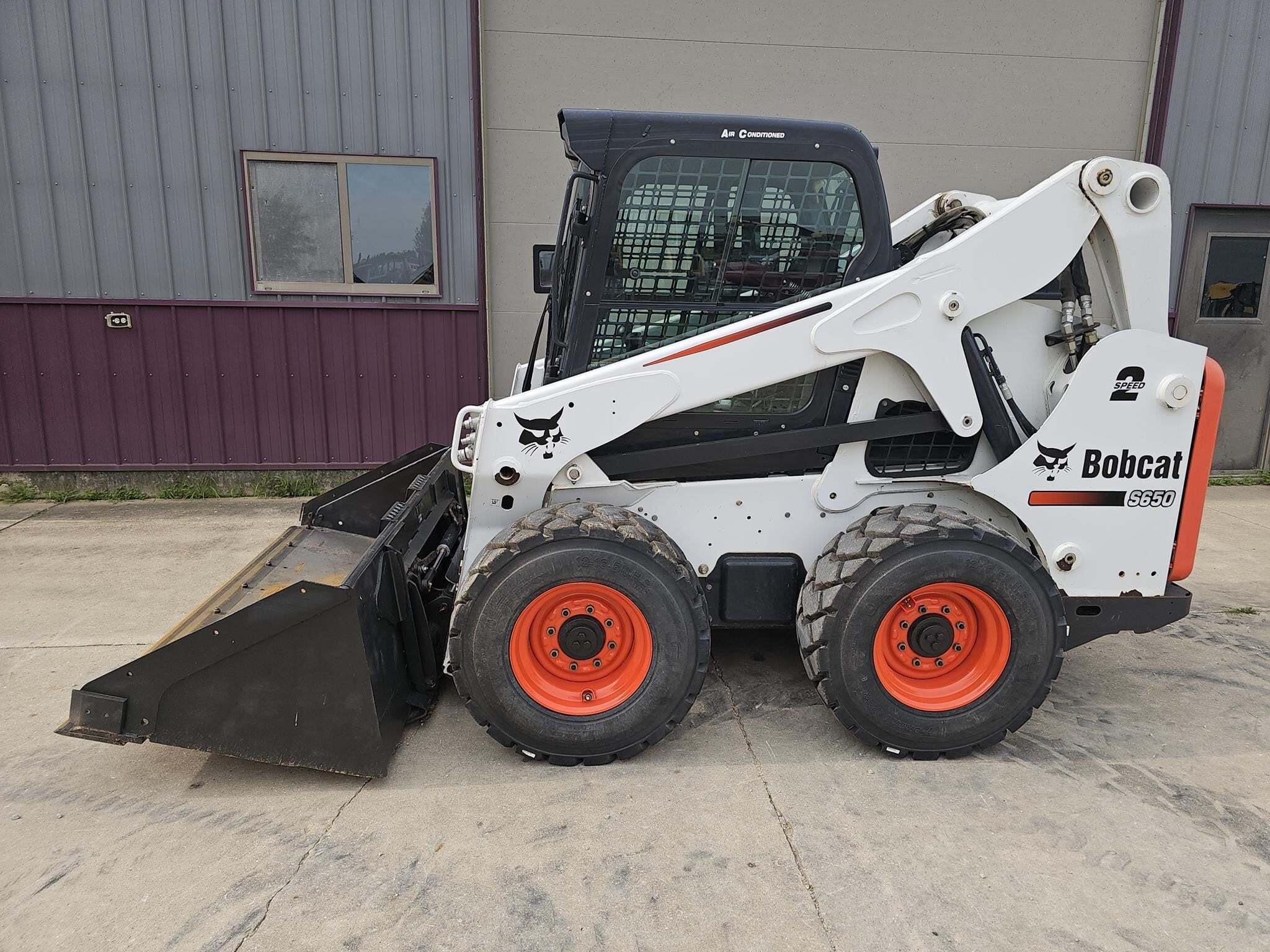 2011 BOBCAT S650 in Caledonia, MN