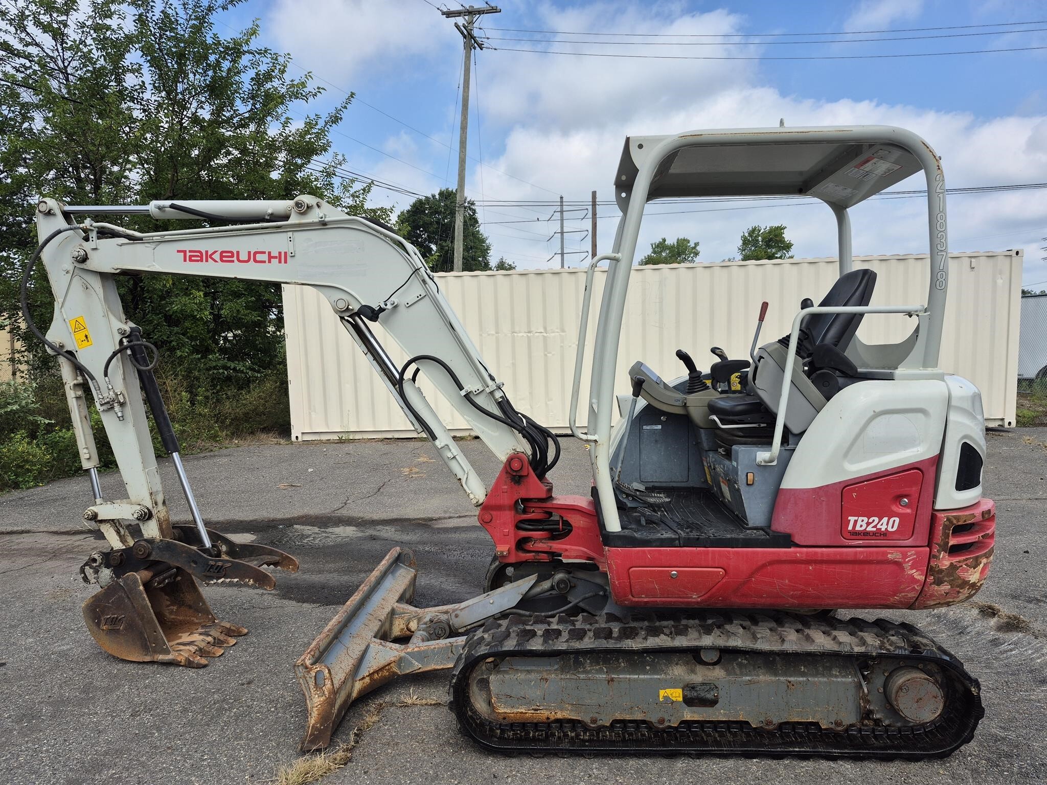 2022 TAKEUCHI TB240 in Essington, PA