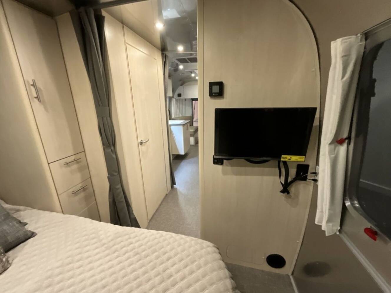 A photo of this 2026 Airstream Flying Cloud 25FB