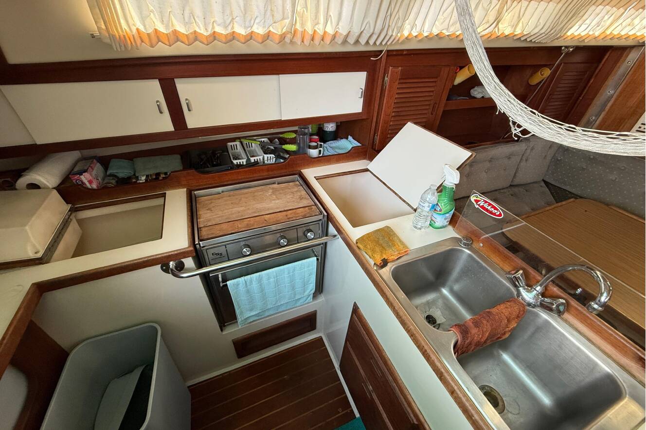 A photo of this 1987 Catalina 36