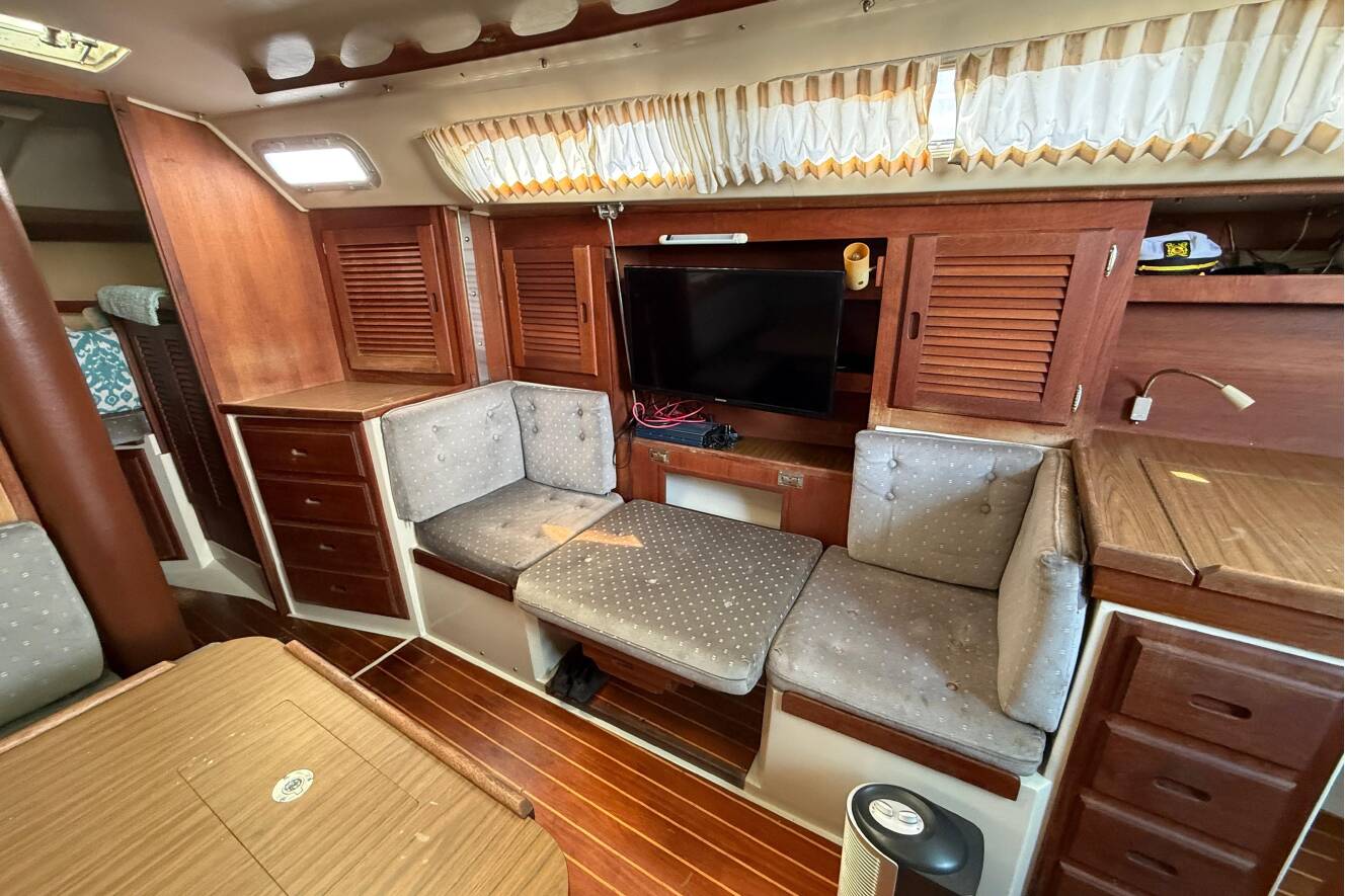 A photo of this 1987 Catalina 36