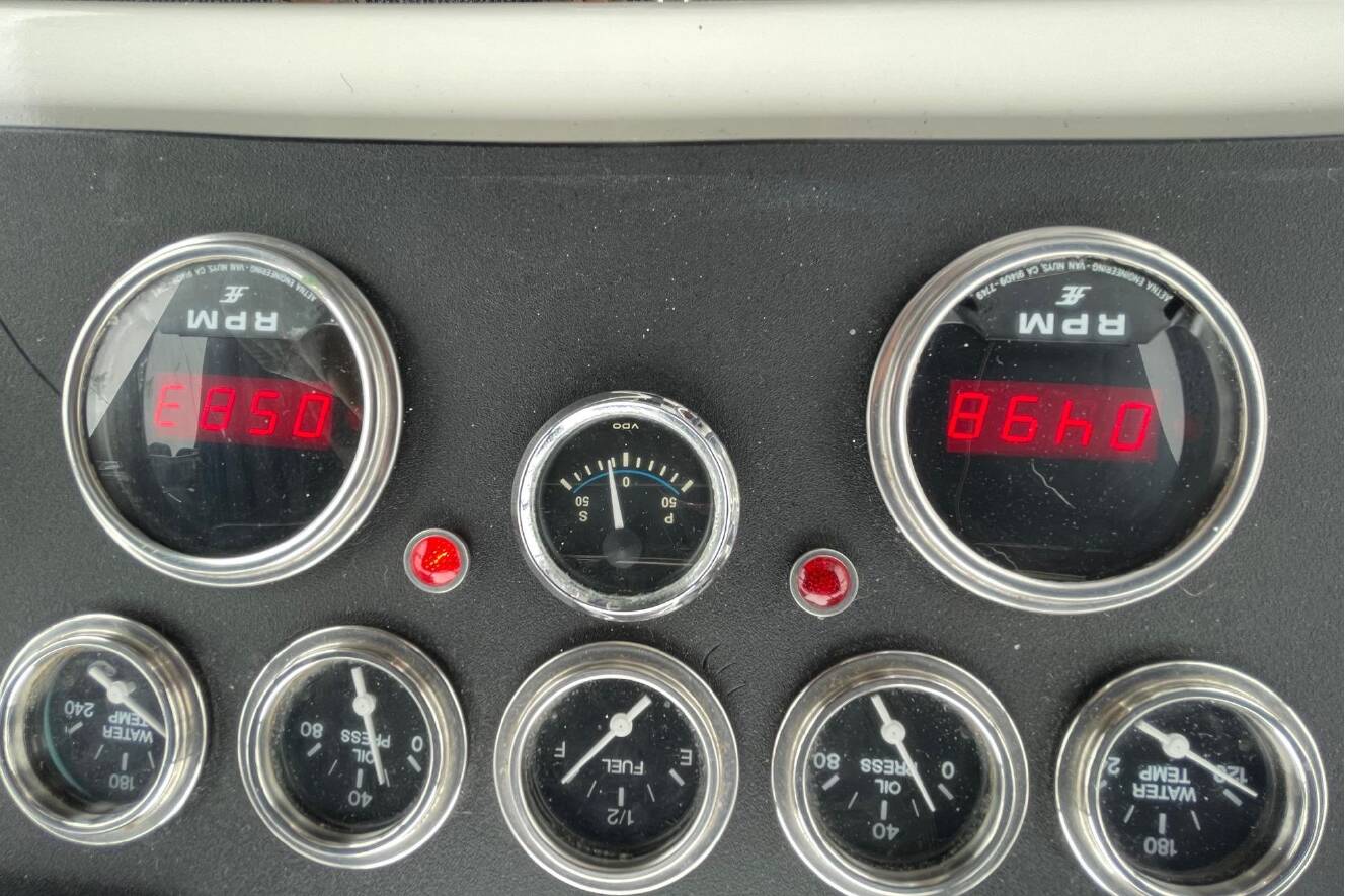 A photo of this 1975 Uniflite Sport Fisher 42