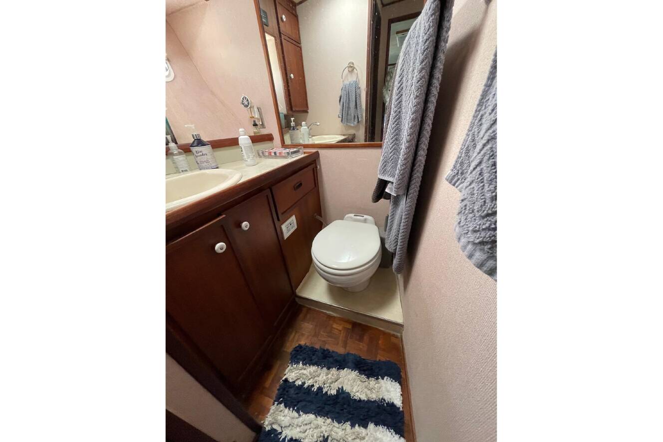 A photo of this 1975 Uniflite Sport Fisher 42