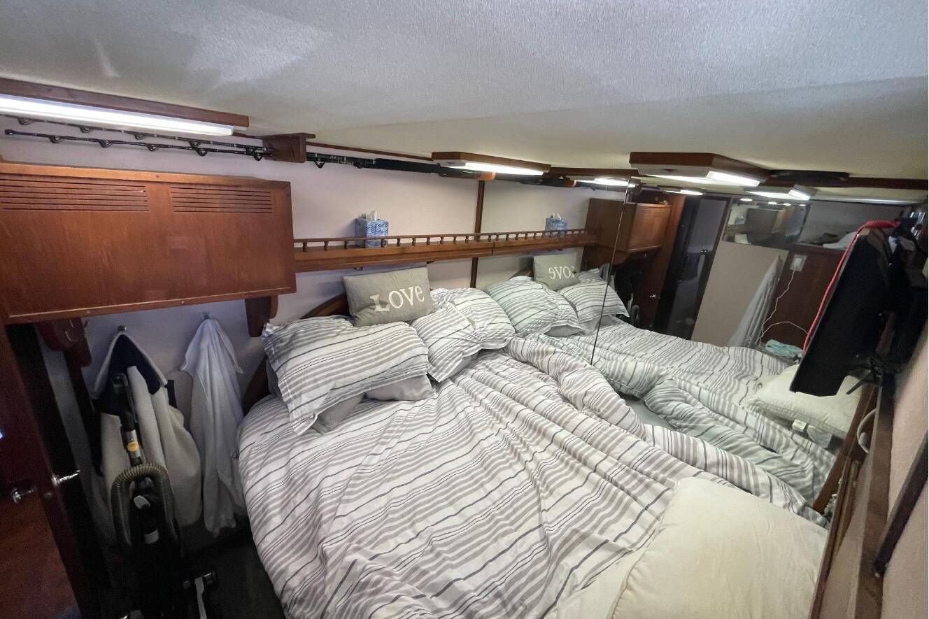 A photo of this 1975 Uniflite Sport Fisher 42