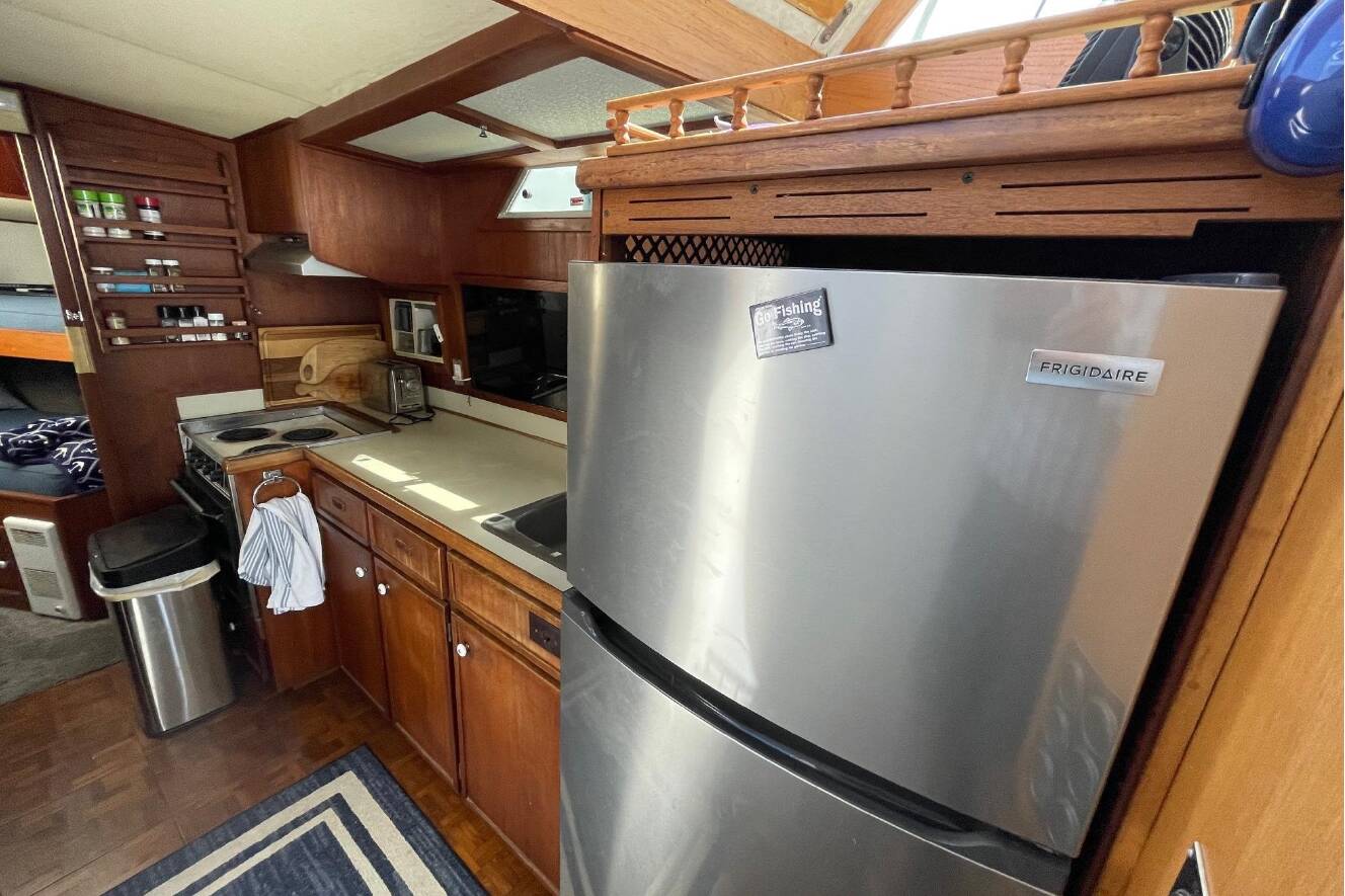 A photo of this 1975 Uniflite Sport Fisher 42