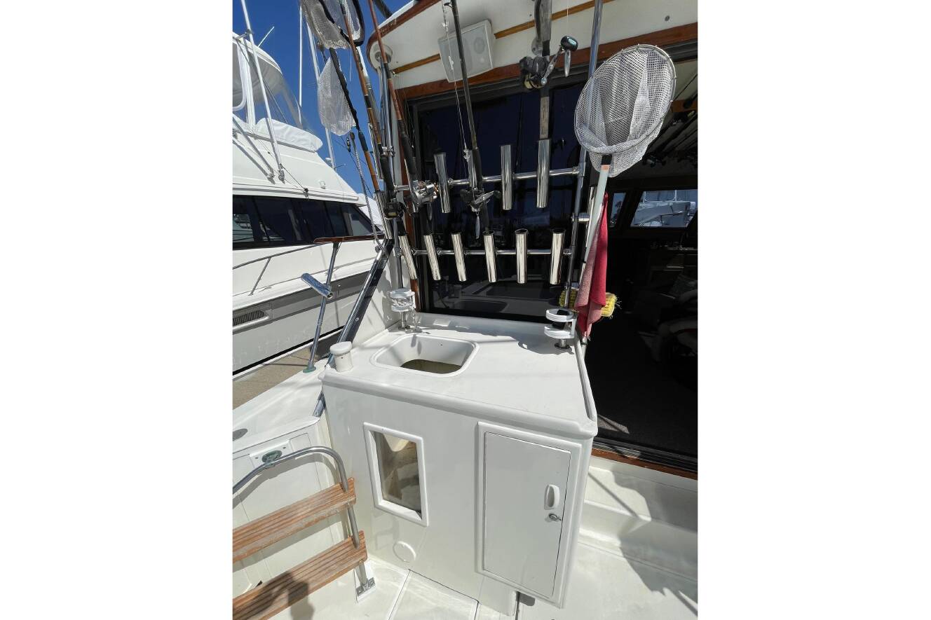 A photo of this 1975 Uniflite Sport Fisher 42