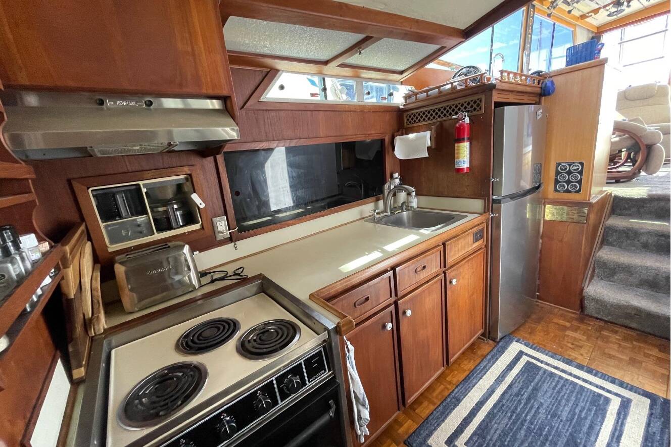 A photo of this 1975 Uniflite Sport Fisher 42