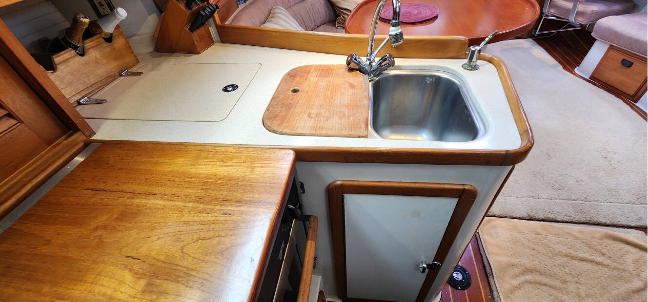 A photo of this 1995 Catalina 42 MkII
