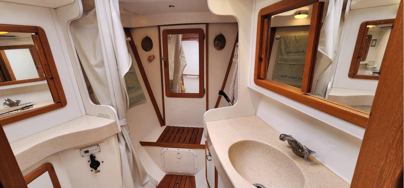 A photo of this 1995 Catalina 42 MkII