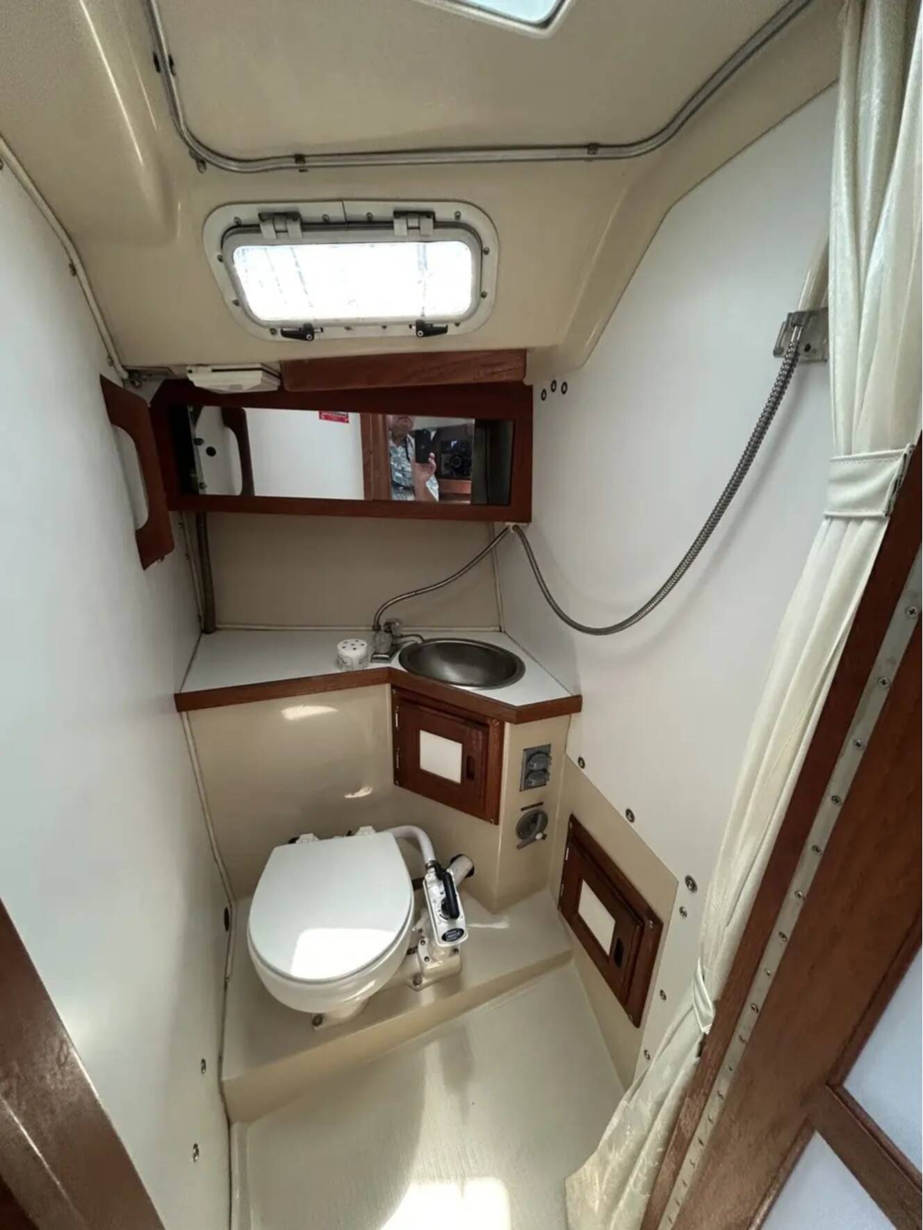 A photo of this 1985 Catalina 30