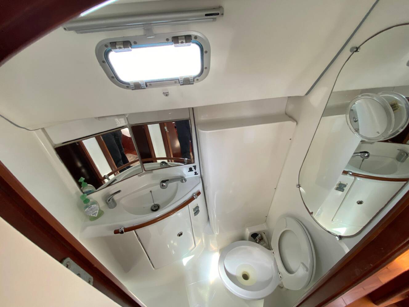 A photo of this 2003 Beneteau 423