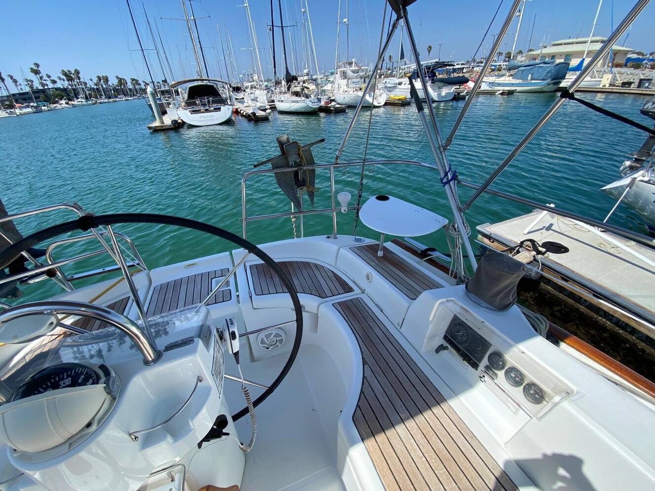 A photo of this 2003 Beneteau 423