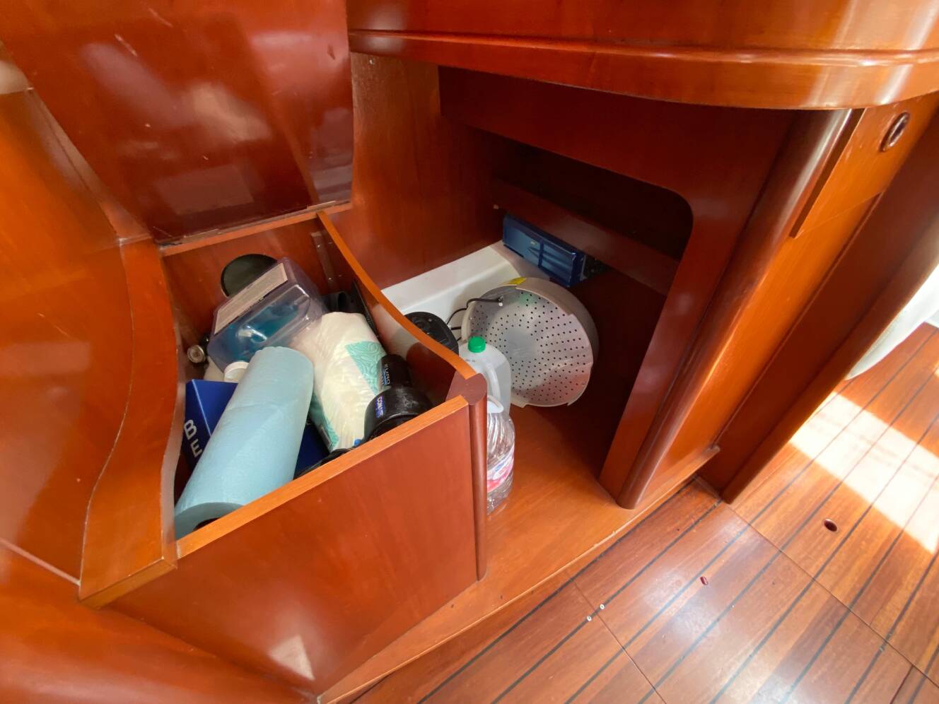A photo of this 2003 Beneteau 423