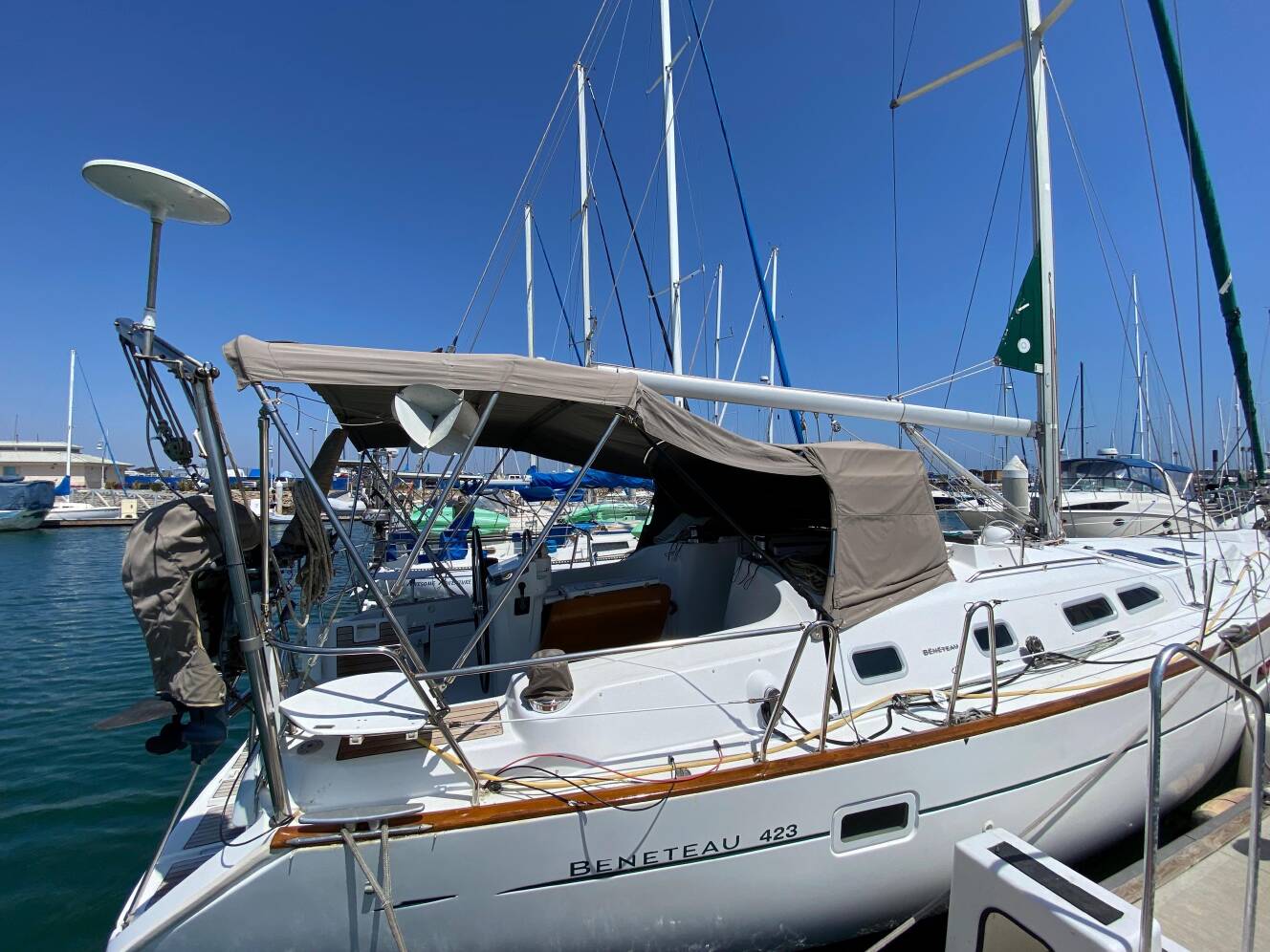 A photo of this 2003 Beneteau 423