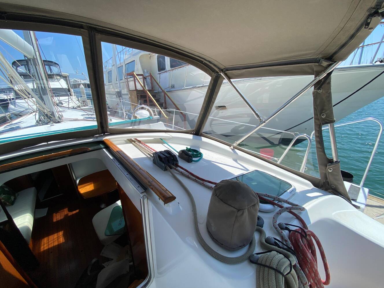 A photo of this 2003 Beneteau 423