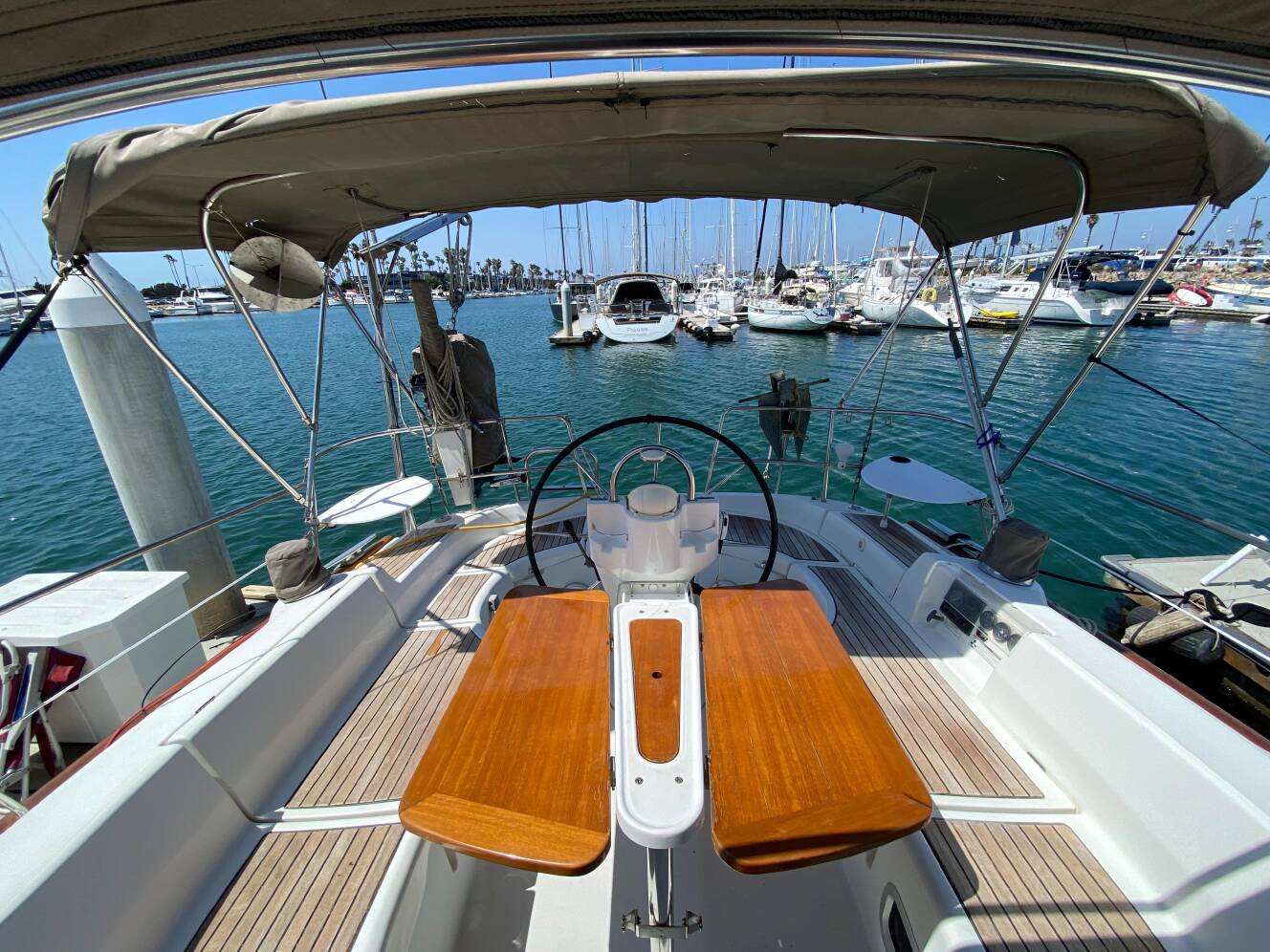 A photo of this 2003 Beneteau 423