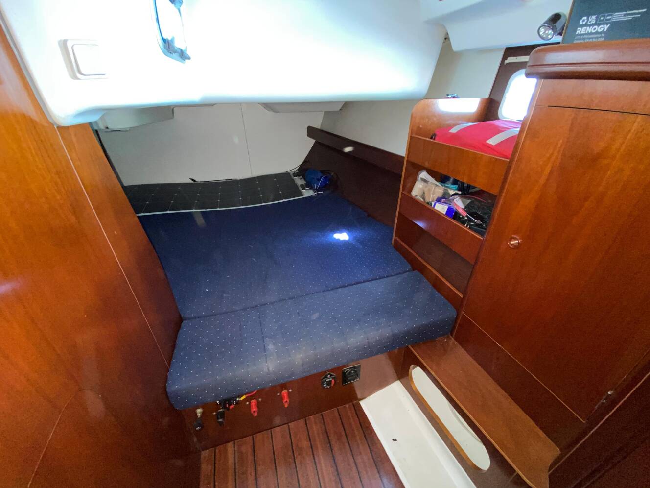 A photo of this 2003 Beneteau 423