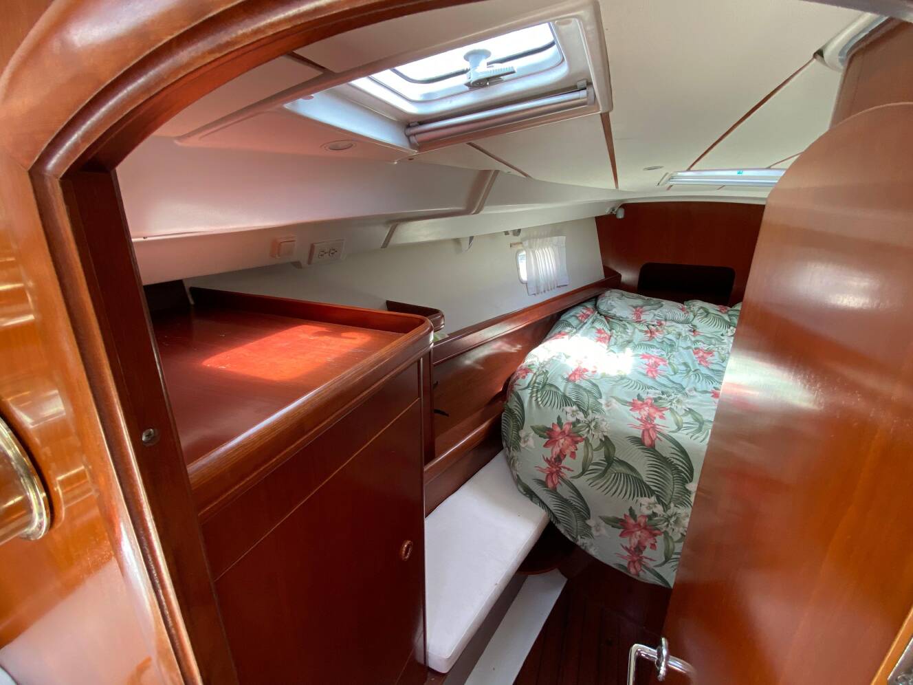 A photo of this 2003 Beneteau 423