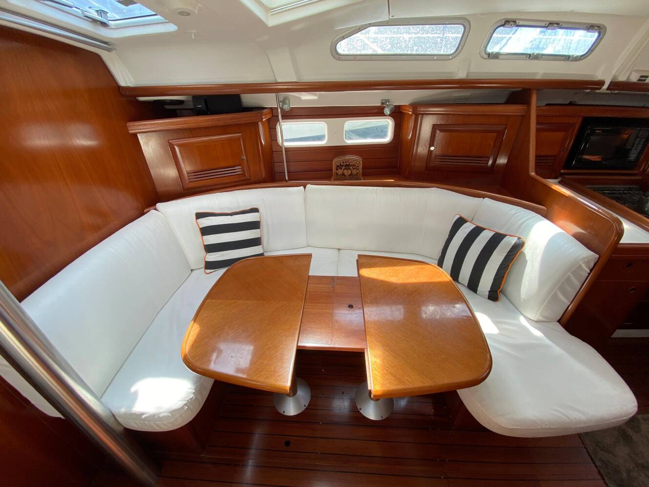 A photo of this 2003 Beneteau 423