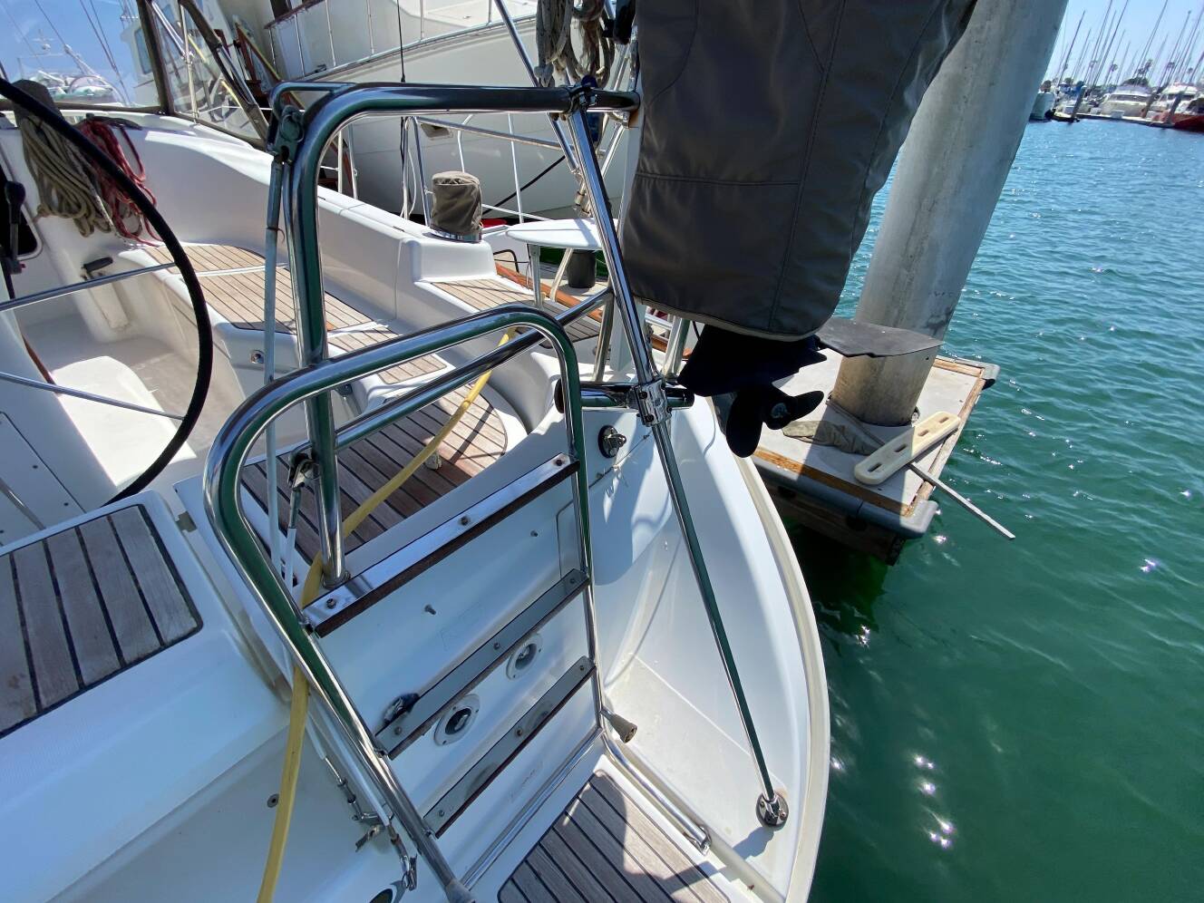 A photo of this 2003 Beneteau 423