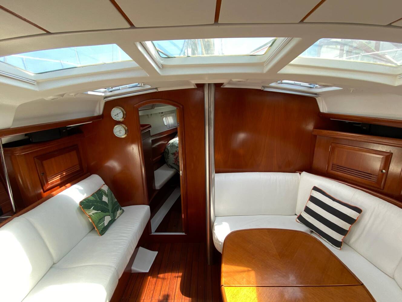 A photo of this 2003 Beneteau 423