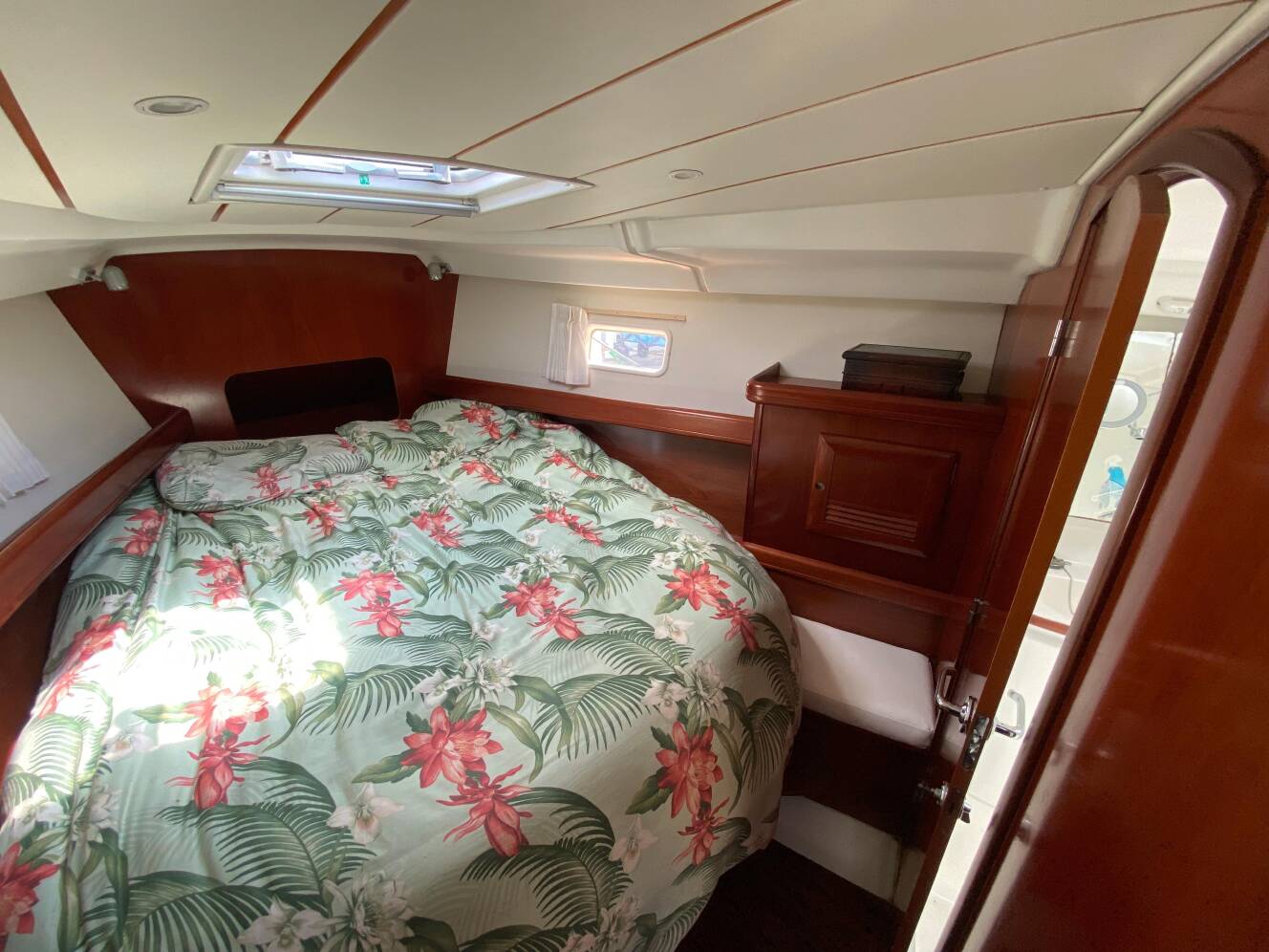 A photo of this 2003 Beneteau 423